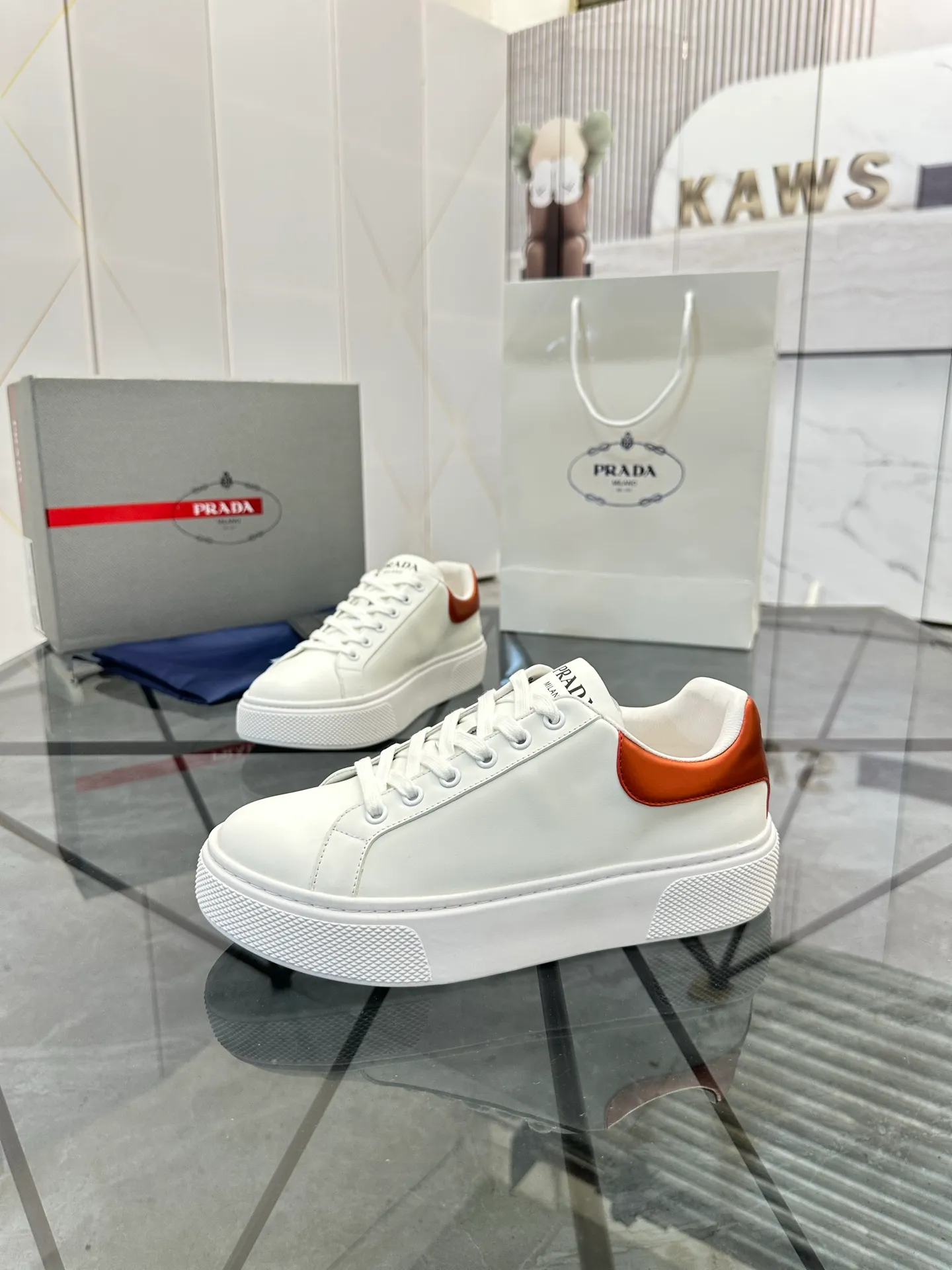 Men's shoes for sale 💰: 💰P520¥ High-end top quality Product trademark: Prada *"Prada*" low-top casual shoes Regular size: 35-45 (can be customized to 46) Couple style Product materials: imported first-layer cowhide leather upper, water-dyed sheep lining, original ultra-light foam outsole. No.: H201